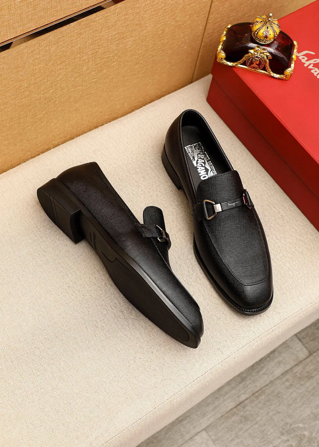 Men's shoes 💰460 💐 Product trademark: Ferragamo "Ferragamo" casual leather shoes Regular size: 38-44 (45.46🉑️customized) Product materials: Selected imported first-layer cross-grain cowhide leather upper + luxury hardware buckle, imported water-dyed cow leather lining. Strong three-dimensional visual effect, original rubber outsole Color: 1⃣️color optional